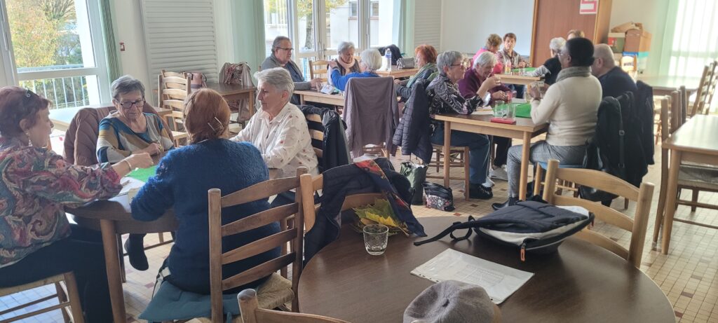 Un après-midi jeux de cartes 28 personnes présentes